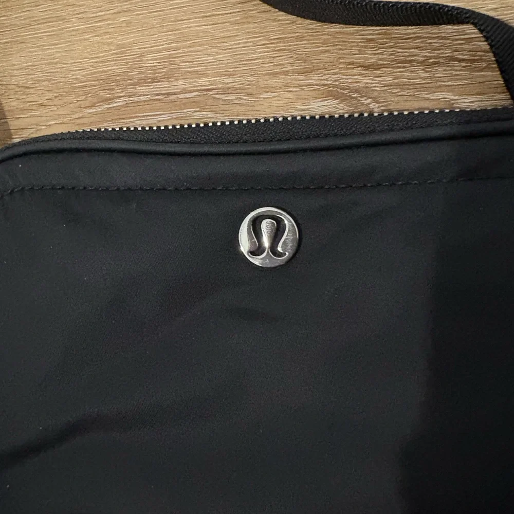 Lululemon Crossbody Camera Bag 2L in Black / Silver - Picture 3 of 15